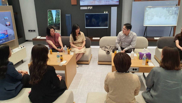 이재용 삼성전자 부회장이 경기 수원사업장에서 여성 임직원들과 간담회를 열고 의견을 나누고 있다./삼성전자