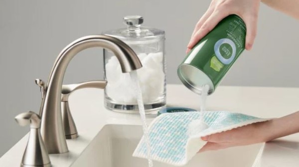 세븐스 제너레이션은 제품 용기에 액체 대신 분말가루를 구성했다/세븐스 제너레이션