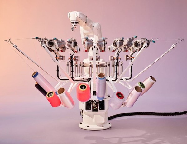 로봇은 수작업 대비 미세 작업이 가능하기 때문에 1천 개 이상의 실이 활용되며 소비자 데이터에 맞춤화된 러닝화 제작도 가능하다/아디다스 