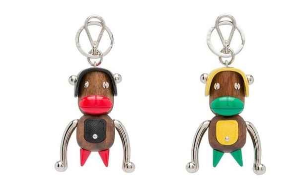 2018년 프라다가 출시한 열쇠고리. 흑인을 희화화하는 원숭이 모양이라고 여론의 비판을 받았다. 이에따라, 프라다는 해당 제품을 회수하고 공식 사과했다. / 프라다