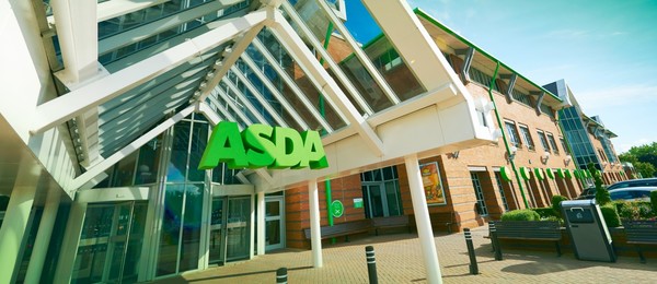 영국 슈퍼마켓 아스다(Asda)는 2040년까지 탄소배출 순제로를 달성하고, 이를 위해 제품 재사용 및 재활용이 지속가능한 매장을 운영하고 포장재가 없는 제품에 비용을 부과하지 않는 친환경 아스다 가격을 도입했다/아스다