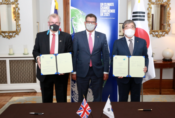 사이먼 스미스 주한영국대사와 알록 샤마 영국 사업 에너지 산업전략부 장관, 윤석헌 금융감독원장(왼쪽부터)이 기후금융 관련 상호협력을 위한 업무협약을 체결했다. /금융감독원