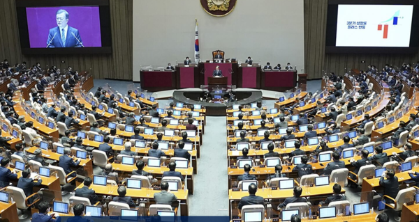 28일 국회에서 문재인 대통령이 시정연설 중이다./청와대 갈무리