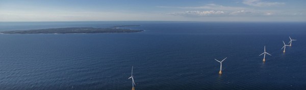 오스테드는 블록 아일랜드 풍력 발전소를 개발할 때에도 수백 명의 지역 노동 및 건설 인력들이 참여했으며, 300명 이상을 고용했다/오스테드