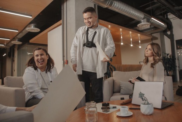 스트랩 테크놀로지스는 자율주행 자동차 원리에 기반한 시각장애인 대상 보조장치를 개발했다/스트랩