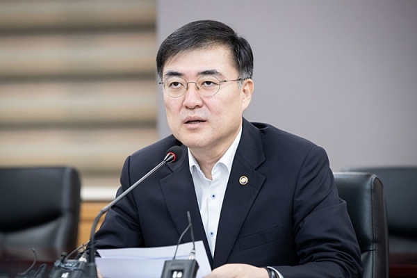 금융위원회는 지난해 8월 13일 녹색금융 추진 TF 킥오프 회의를 시작했다./금융위원회