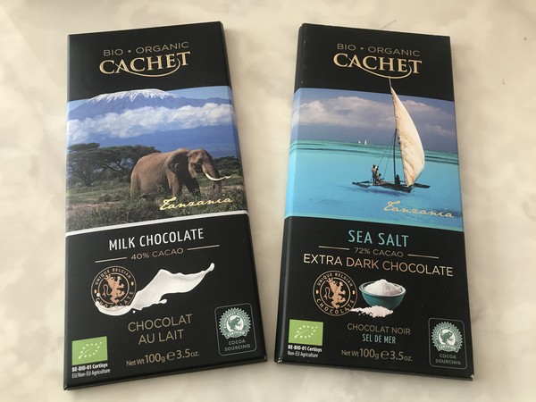 온라인으로 착한 초콜릿을 주문했더니 하루 만에 도착했다. 비싸지만, 의외로 부드럽고 맛있다. 특히 개구리가 그려진 RAINFOREST ALLIANCE 라벨(사진 오른쪽 하단)이 너무 반갑다.