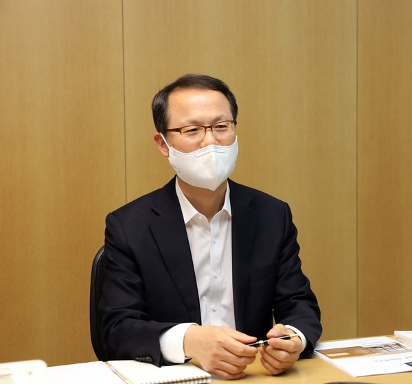 법무법인 율촌 ESG 연구소 연구소장 이민호 고문. 이 고문은 30년 간 환경부에서 근무해 온 환경정책 전문가다