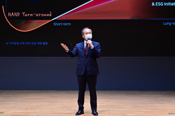 30일 SK하이닉스 이천캠퍼스 수펙스(SUPEX) 센터 내 수펙스 홀에서 열린 SK하이닉스 주주총회에서 이석희 SK하이닉스 사장. 사진제공=SK하이닉스