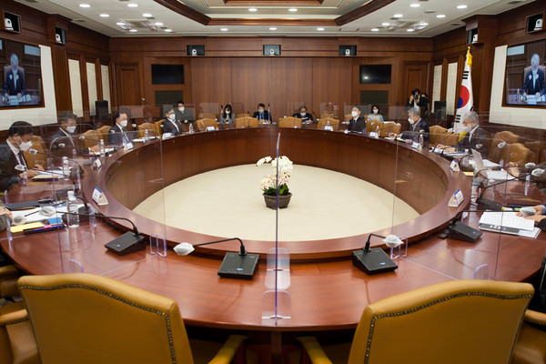 최기영 과학기술정보통신부 장관이 지난 달 31일 오후 서울 종로구 정부서울청사 본관 영상회의실에서 열린 '제16회 과학기술관계장관회의' 를 주재 하고 있다. 사진출처=과학기술정보통신부