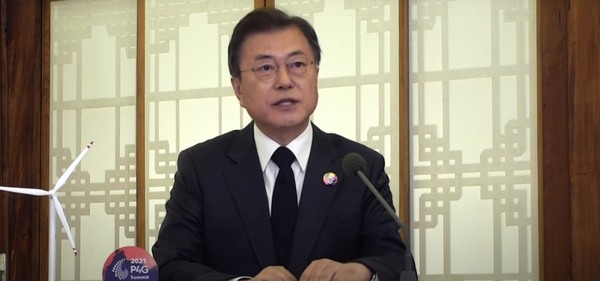 22일 온라인으로 개최된 기후정상회의에서 발언하고 있는 문재인 대통령. 사진출처=청와대
