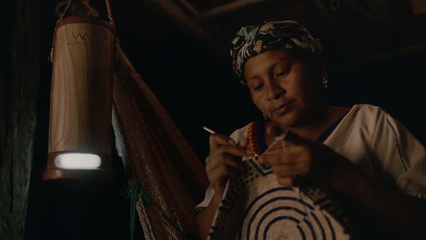 콜롬비아 스타트업 이디나는 디자인 업체와 공동으로 휴대용 전기 램프 워터라이트를 개발했다/운더만 톰슨