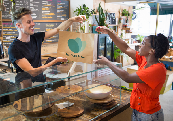 투굿 투고앱은 식당, 빵집, 식료품점의 남은 식품을 정가 대비 30% 저렴하게 소비자에게 판매하고 있다/투굿 투고