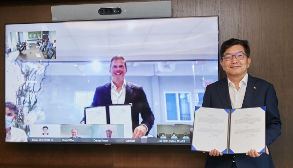 나경수(오른쪽) SK종합화학 사장과 다니엘 솔로미타(Daniel Solomita) 루프인더스트리 대표이사가 23일 루프인더스트리 지분투자 및 해중압기술 확보 등 목적의 전략적 투자협약을 체결하고 기념사진을 찍고 있다./SK이노베이션