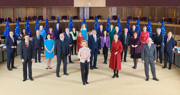 유럽연합 집행위원회(EC)가 지난 14일 발표한 탄소중립을 위한 정책 패키지 'Fit for 55'를 두고 각계에서 뜨거운 이슈가 제기되고 있다. 사진은 EC 홈페이지의 리더십 사진으로, 맨 가운데가 우르줄라 폰데어라이엔 집행위원장이다./EC