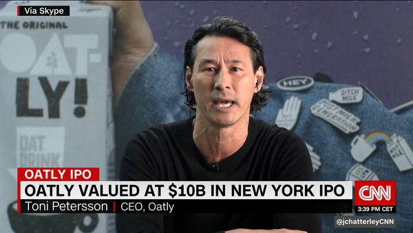 오틀리의 CEO인 토니 피터슨이 상장 당시 CNN에 나와 오틀리를 설명하는 모습/CNN 캡처 
