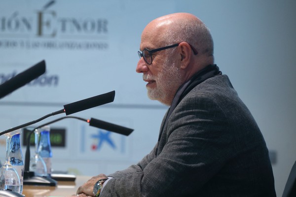 안토니오 비브스(Antonio Vives) 쿰페테르(Cumpetere) 이사는 CSR과 ESG, 금융 인프라 전문가다.  스탠포드 대학 외래 교수이자, 다국적기업 CEMEX와 Abengoa의 자문을 거쳤다. 다자개발은행들의 지속가능성 컨설턴트로도 활동하고 있다. (=Cumpetere)