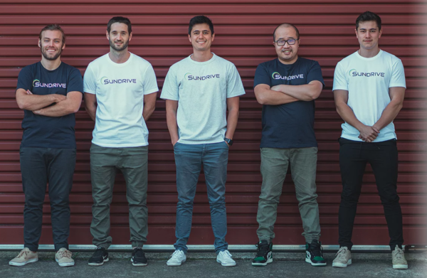 선드라이브 팀원, 빈스 앨런 공동대표(가운데), 데이비드 후 공동대표(오른쪽에서 두번째)/선드라이브