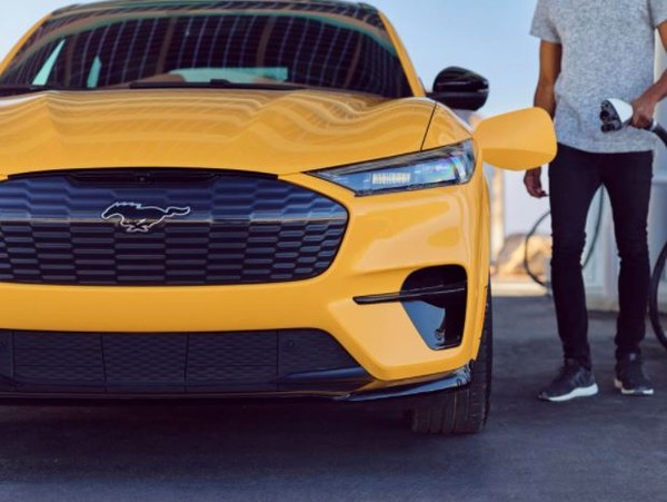 포드는 전기차 배터리 팩 폐자재를 재활용하기 위해 스타트업 레드우드 머티리얼즈에 5천만 달러를 투자했다/포드