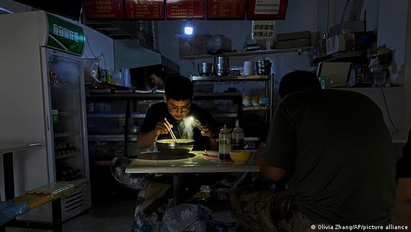 전력 단전으로 인해 손전등에 의지해 생활하고 있는 중국 주민/ Picture Alliance