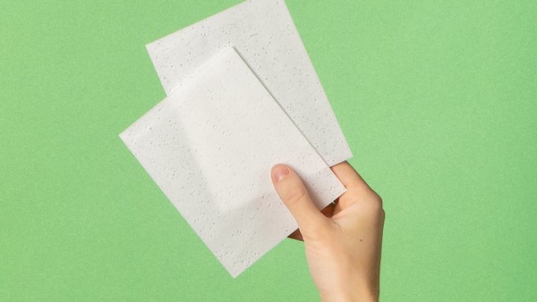 프레이는 세탁 세제를 플라스틱 통에 담는 것이 아닌 물에 녹는 시트 형태로 개발했다/프레이