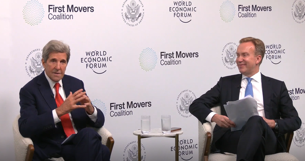 세계경제포럼(WEF)와 미 국무부가 4일(현지시각) ‘퍼스트 무버 연합(First Mover Coalition)’을 출범시켰다. 4일 글래스고에서 열린 포럼에서 존 케리 특사와 WEF 브레게 브랜드 WEF 회장이 대담하는 모습./WEF 