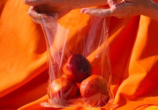 스웨이는 해초로 만든 플라스틱으로 쇼핑백과 포장지를 개발했다/스웨이