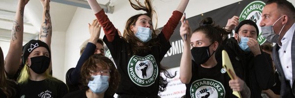 노조 결성 여부가 발표되자 기뻐하하는 노조원들의 모습/ 스타벅스 노조 트위터 @SBWorkersUnited