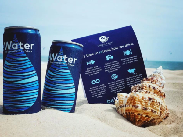 플라스틱 쓰레기를 줄이기 위해서라도 알루미늄 캔을 사용해야 한다는 홍보를 펼치는 BeWater/BeWater