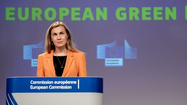 카드리 심슨 유럽 에너지담당 집행위원이 기자회견을 열고 공유 가스 구매제와 에너지 및 기후 행동에 관한 일괄 제안서를 발표하고 있다./EC
