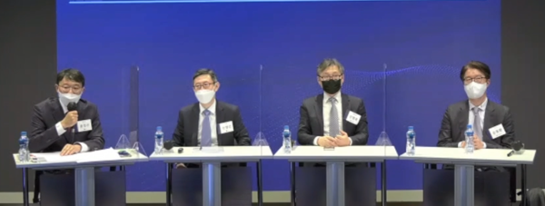 세미나 현장 모습, 왼쪽부터 좌장을 맡은 윤정근 율촌 변호사, 신영선 율촌 고문, 신영호 겸임교수, 손동환 교수/율촌