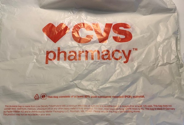 대형 소매점에서 제공되는 일회용 비닐봉지. 재활용된 재료를 80% 이상 함유했다고 표기했지만, 결국 일반쓰레기로 버려진다./로이터