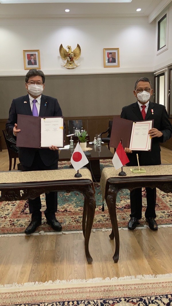 일본과 인도네시아가 수소, 암모니아 관련 협력 각서에 서명한 뒤 펼쳐 보이고 있다./ 일본 METI 트위터