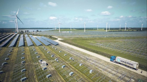 해운사 머스크가 2050년 넷제로 목표를 10년 앞당긴 2040년에 달성하겠다고 밝혔다./ AP 몰러-머스크 