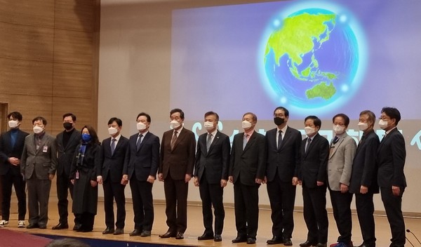 ESG 실천위원회 출범식에 참석한 이낙연 前민주당 대표(중앙 왼쪽)와 홍성국 의원(중앙 오른쪽)/ ⓒ임팩트온  