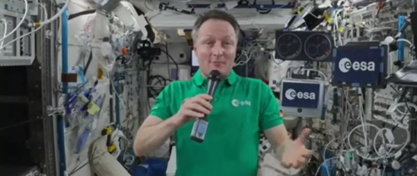 유럽우주국의 우주비행사 매티스 마우러가 국제우주정거장을 통해 영상통화로 회담에 참여했다./WEF 캡처