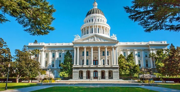 미국 최초로 대기업이 온실가스 배출량 전체를 의무 공시하는 법안이 캘리포니아 상원에서 통과됐다./ 캘리포니아 주청사 