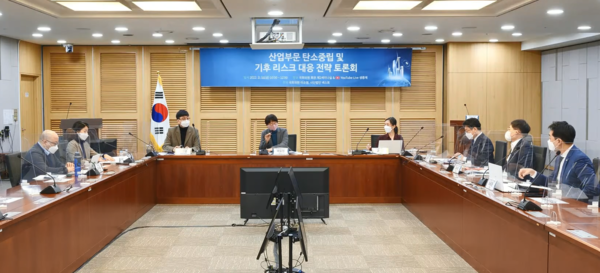 산업부문 탄소중립 및 기후 리스크 대응 전략 토론회 현장. 좌장은 이유진 녹색전환연구소 부소장·탄소중립위원회 기후변화 분과 간사위원이 맡았다. / 이소영 더불어민주당 국회의원