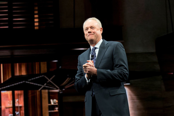 스타벅스 CEO 케빈 존슨이 ESG 성과를 인정받아 성과급의 일부를 산정받았다./스타벅스