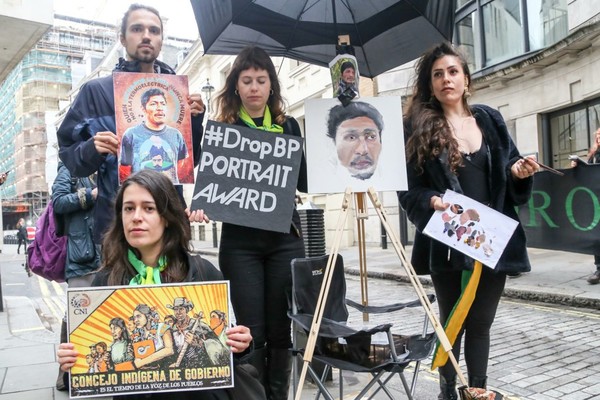 일부 예술가들이 BP어워드에 BP의 후원을 반대한다는 항의 시위를 벌이는 모습. / BP or not BP 트위터