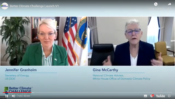 제니퍼 그랜홀름 미 에너지부 장관, 지나 매카시 미 백악관 기후보좌관이 공식 출범식에서 환영인사를 하고있다./미 에너지부