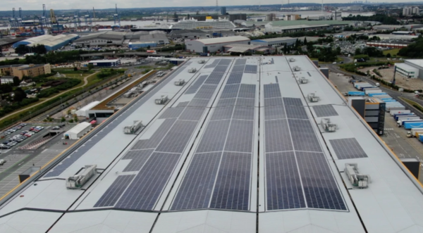 아마존이 건립 중인 태양광 시설. 태양광 시설 뿐 아니라 에너지 저장 장치에도 많은 투자를 하고 있다/아마존