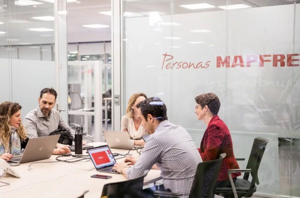 맙프리는 여성을 많이 채용하는 스페인의 금융기업이다/홈페이지