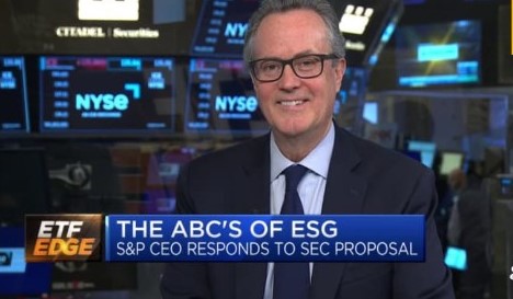 피터슨 CEO가 CNBC 방송에 출연해 ESG 표준화를 논하고 있다./ CNBC