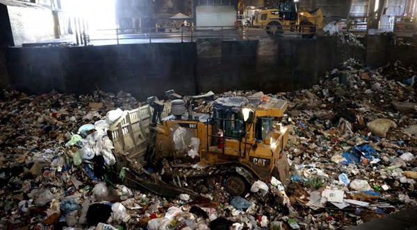 플라스틱 재활용 공장의 전경/NRDC 보고서