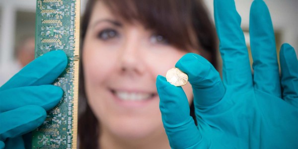 영국 왕립 조폐국은 휴대폰과 노트북 등 전자폐기물에서 금을 추출하는 세계 최초의 공장을 건설할 계획이라고 지난달 22일(현지시각) 밝혔다./ 조폐국