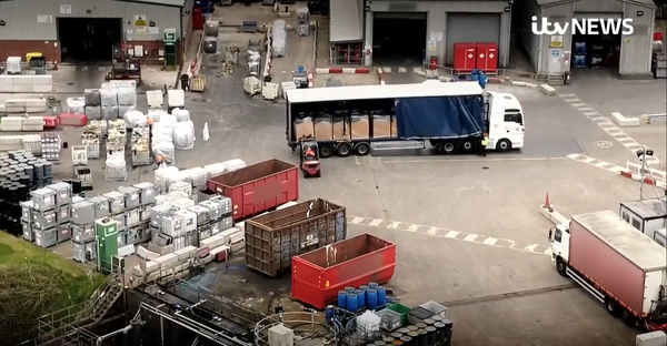 13만개의 물건은 트럭에 실려 소각장으로 간다./ITV 뉴스