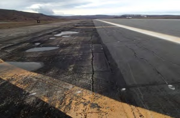 얼음이 녹으면서 활주로에 균열이 생긴 모습. / 미국 국방부 