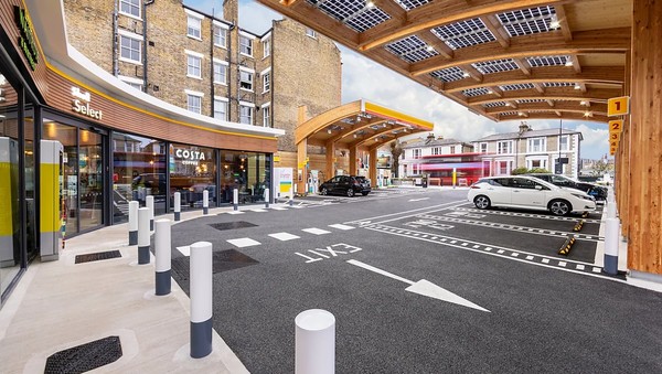 기존의 주유소를 EV 용으로 개조한 로열더치쉘의 EV 충전 허브의 모습./ 로열더치쉘