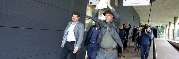 로열더치셸과의 소송에서 승소한 뒤 기뻐하는 지구의 친구들의 모습./ 지구의 친구들 트위터